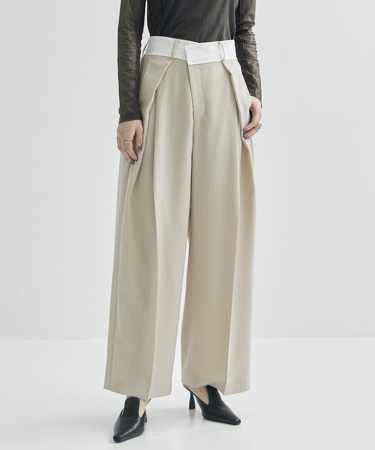 Elastic Waist Tucked Trousers