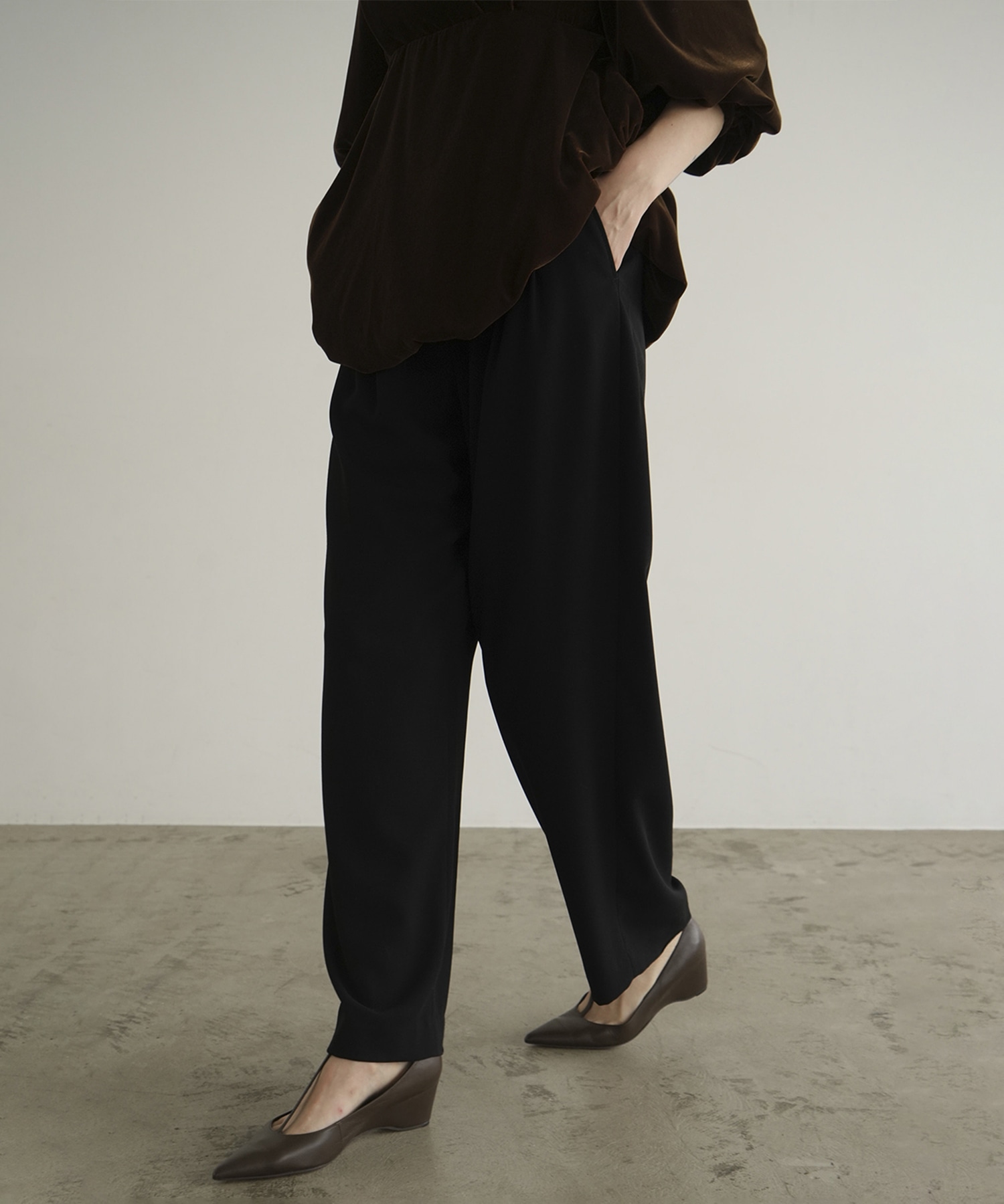 BASIC TUCK PANTS