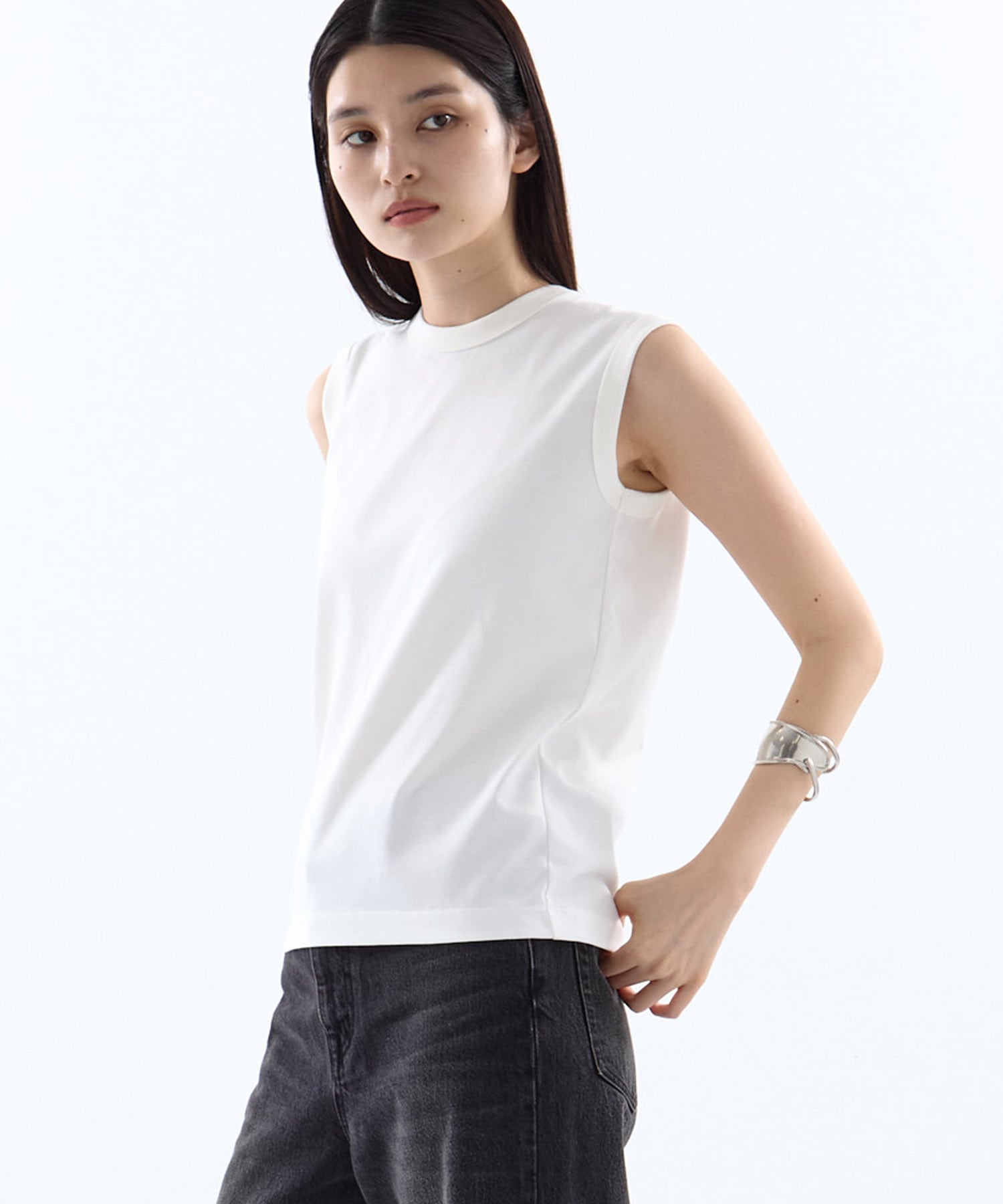 REFINA SLEEVELESS T-SHIRT