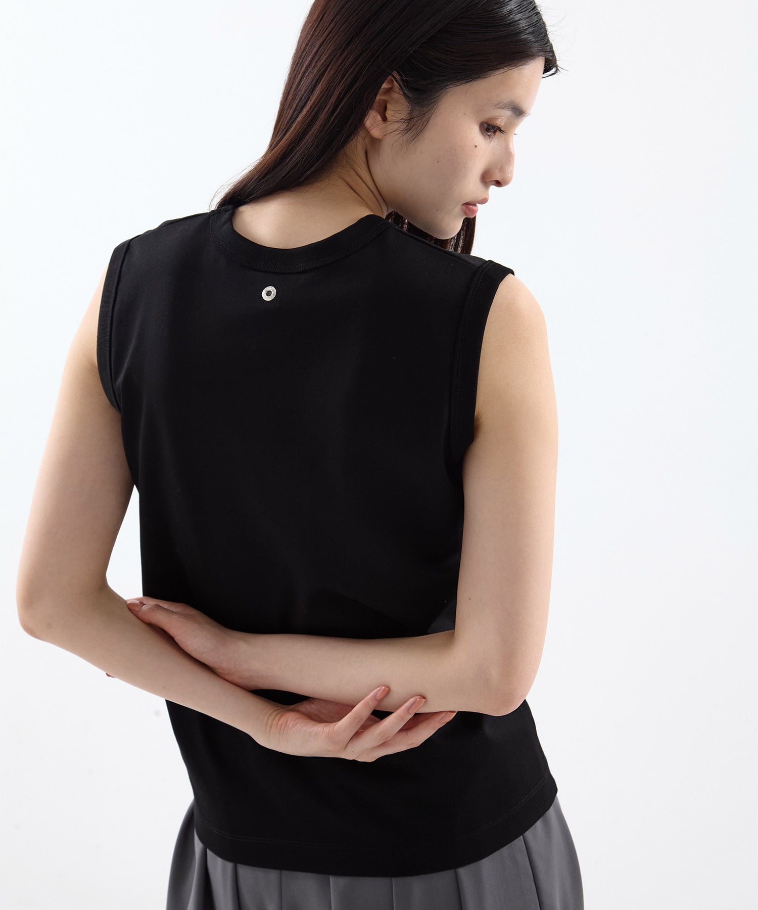 REFINA SLEEVELESS T-SHIRT