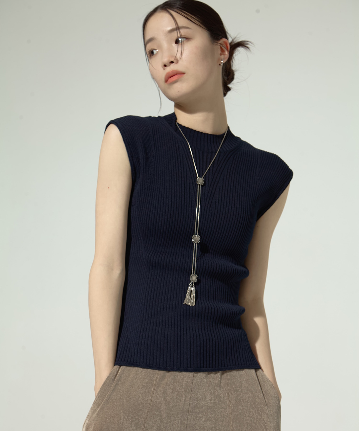 Metal fringe loop tie