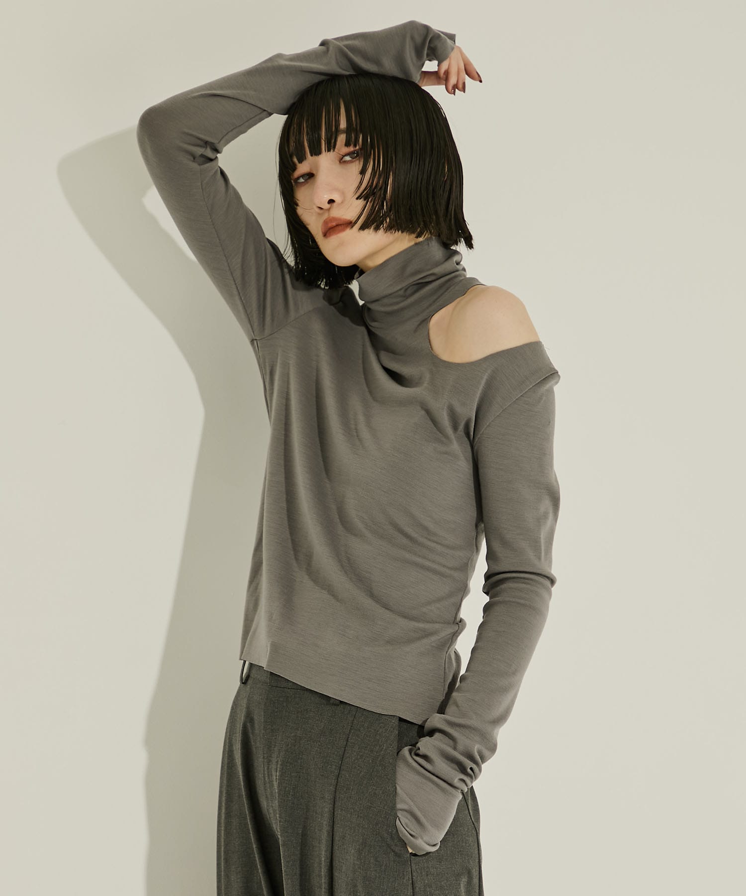 WOOL RIB HOLLOWED OUT TURTLE NECK TOP