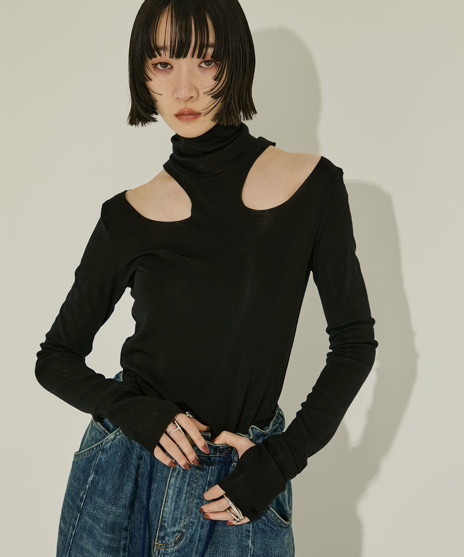 WOOL RIB HOLLOWED OUT TURTLE NECK TOP