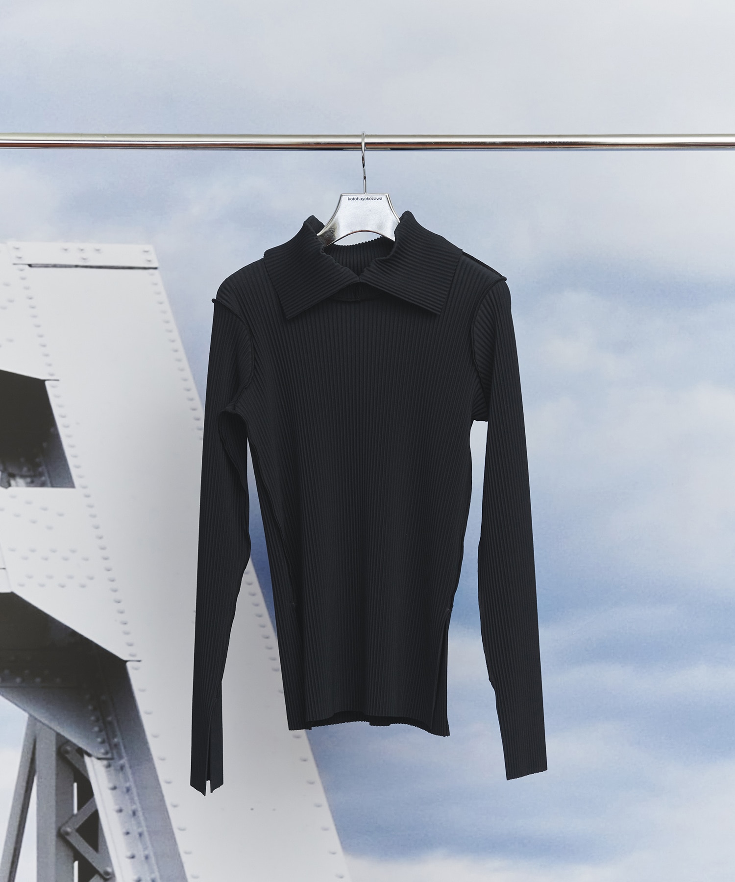 CRISP HIGH NECK TOP