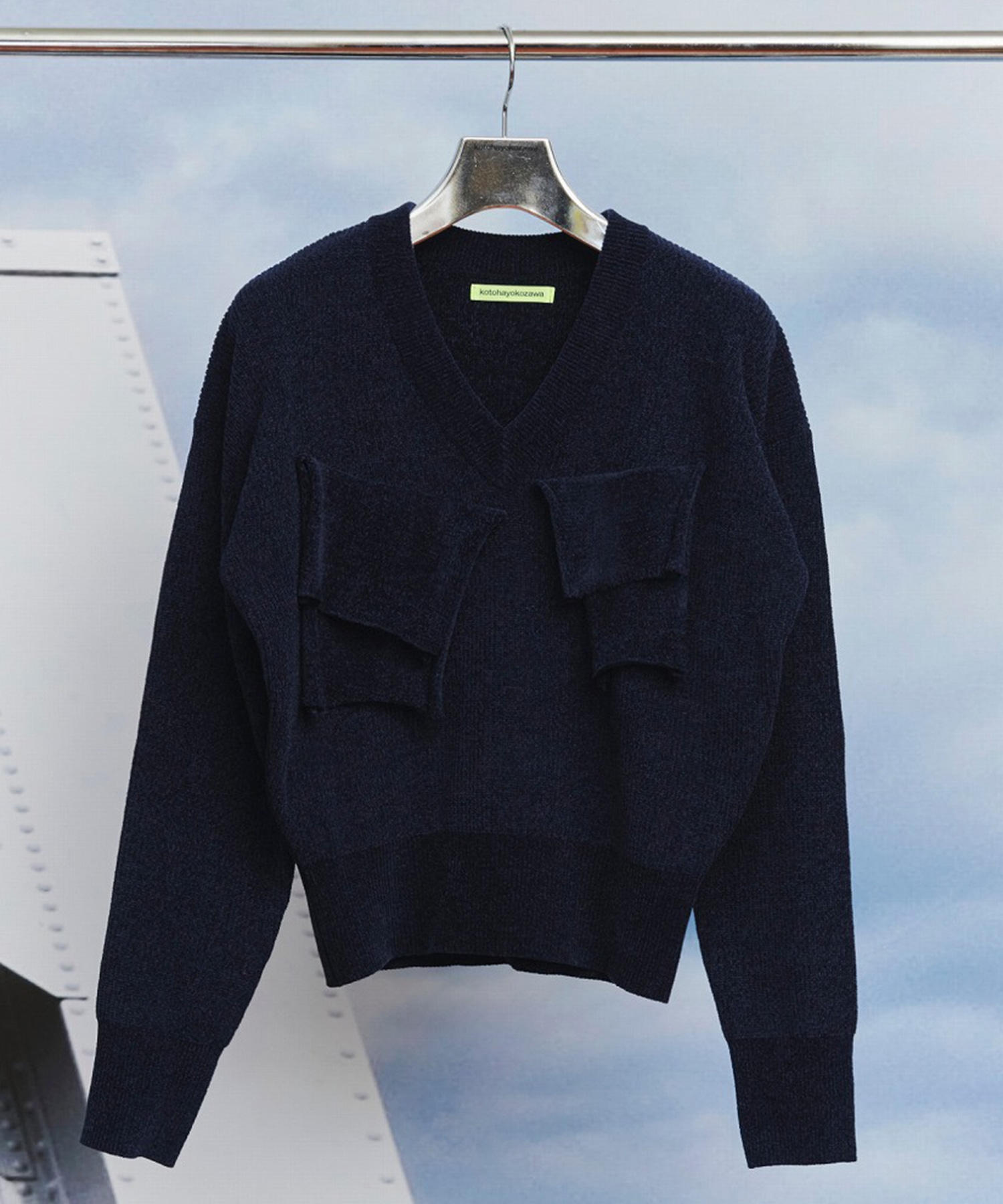 T*D* V-NECK KNIT TOP
