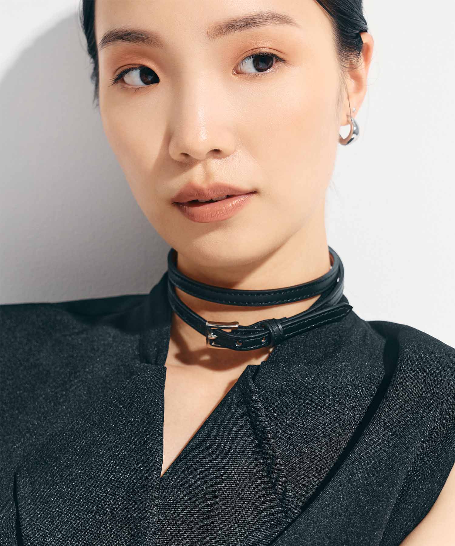 Leather skinny choker