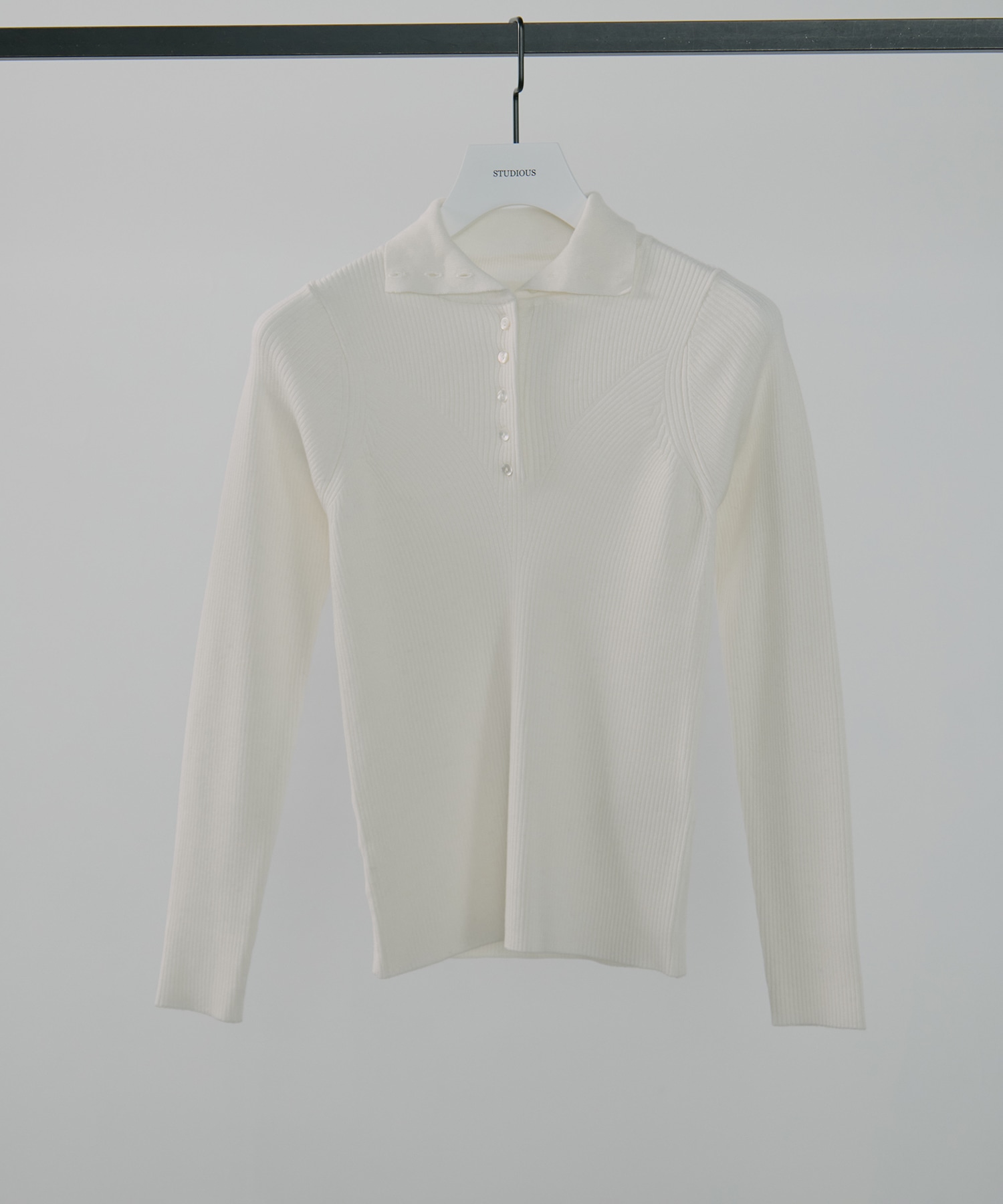 UND HIGH NECK BUTTON KNIT TOP