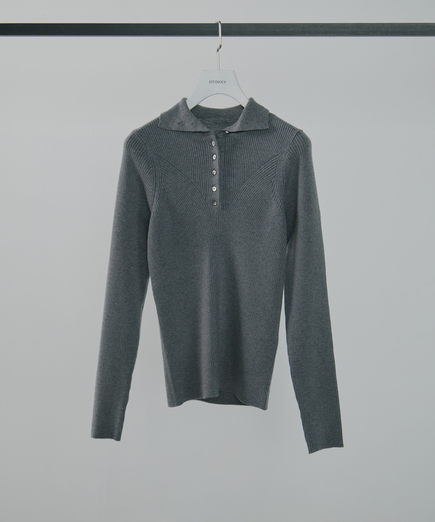 UND HIGH NECK BUTTON KNIT TOP