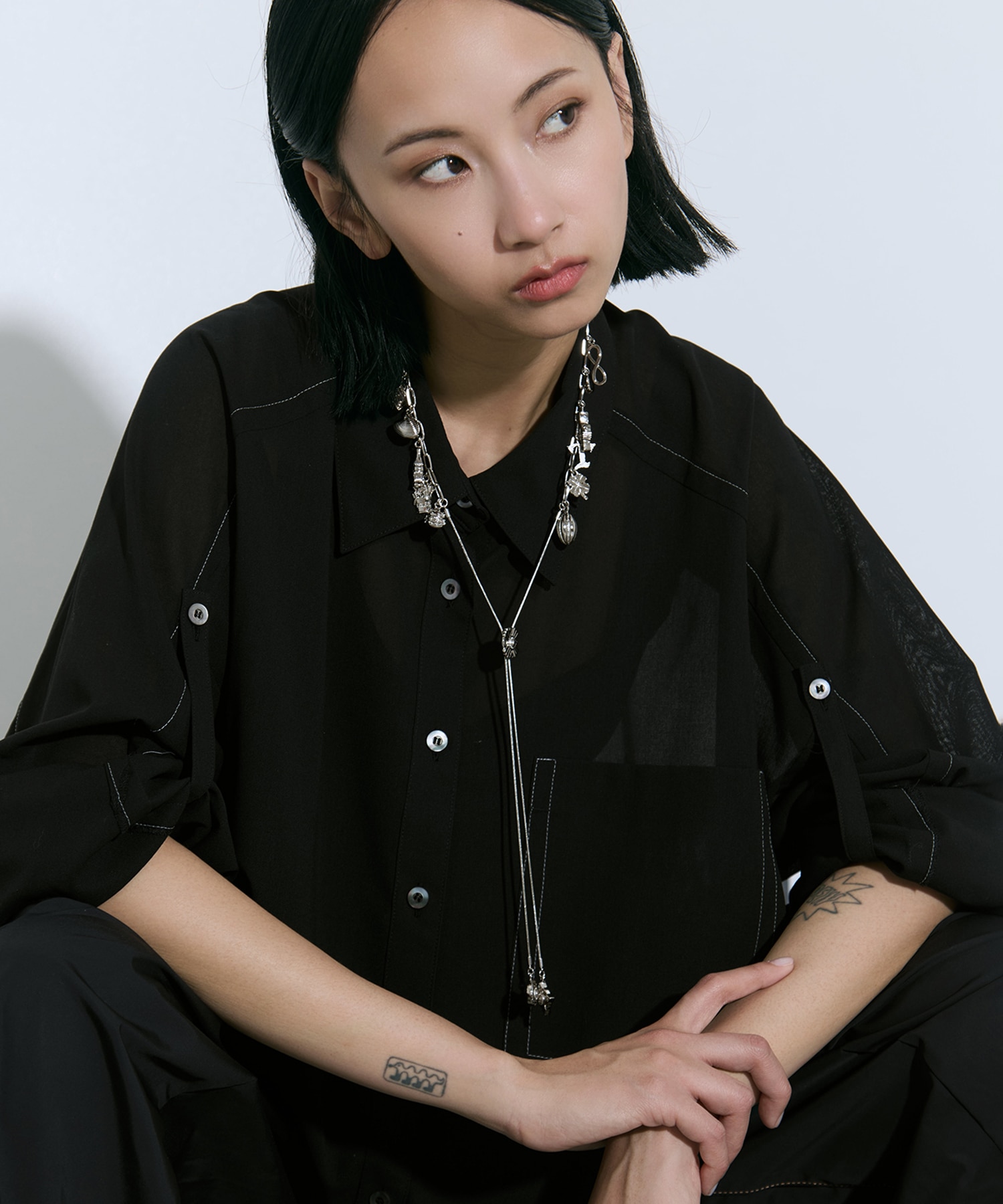 Metal motif loop tie