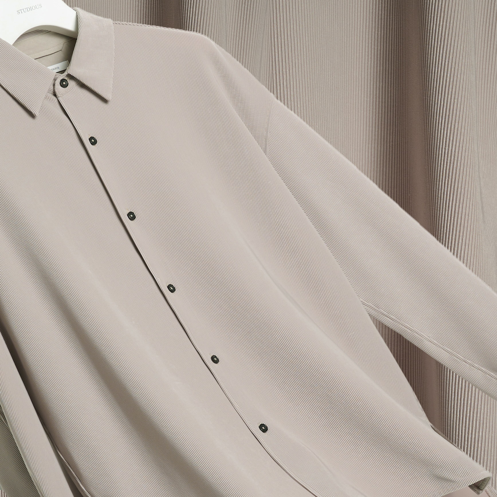 光沢感とプリーツの凹凸感