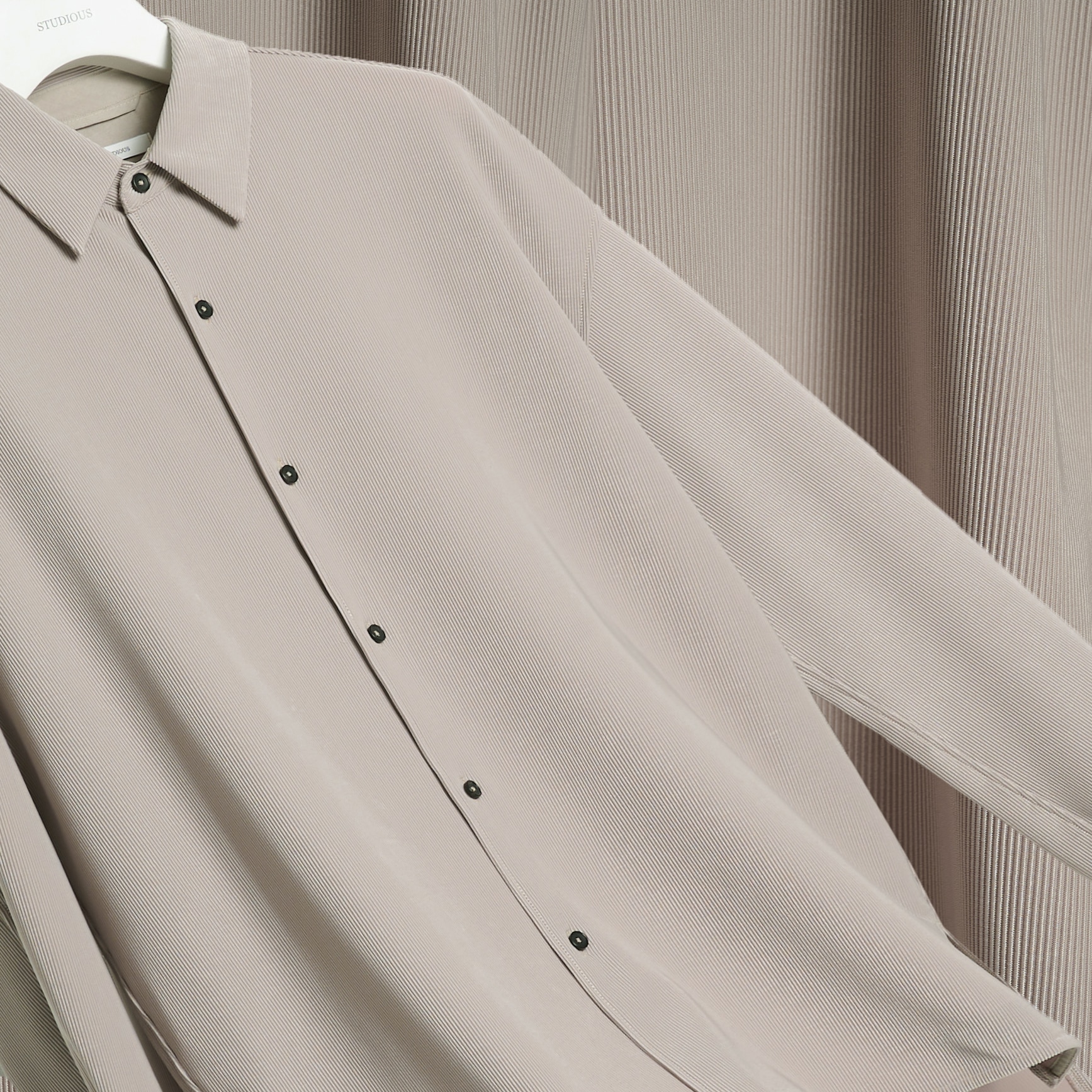 光沢感とプリーツの凹凸感